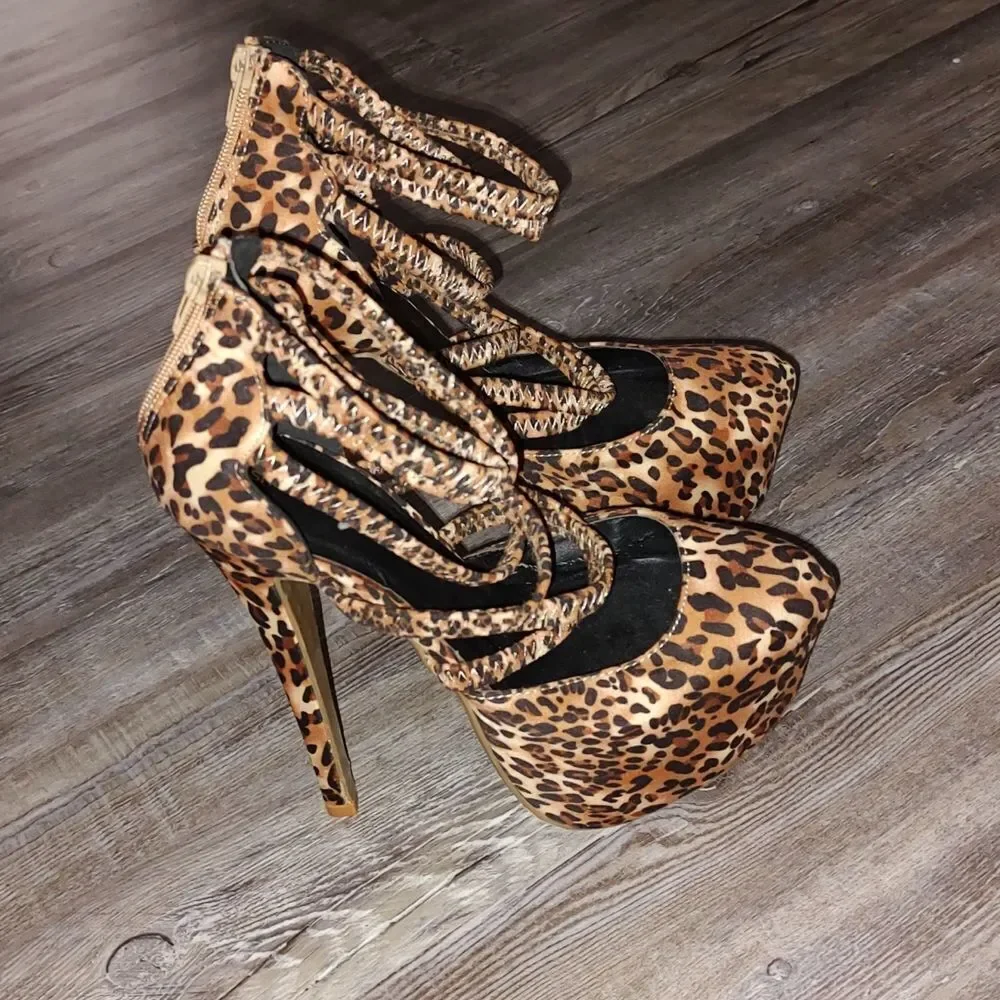 Shoe Republic LA cheetah print strappy  platform heels  Sz 7.5
